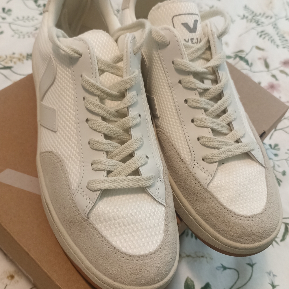 Veja Womens V-12 White And Grey Sneakers